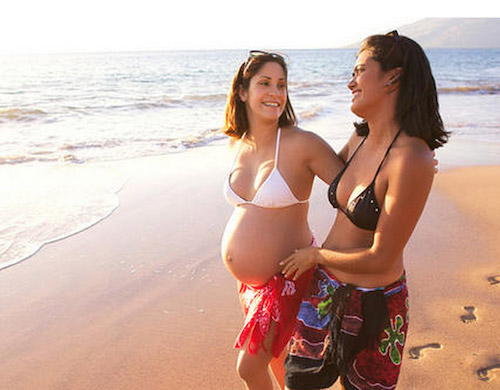 Here are some helpful tips to make travelling while pregnant comfortable and stress-free. Image from BabyCentre.co.uk.