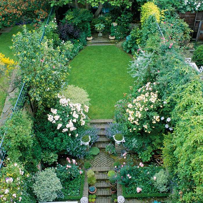 8 Beautiful Backyards to Drool Over - Gorgeous Garden